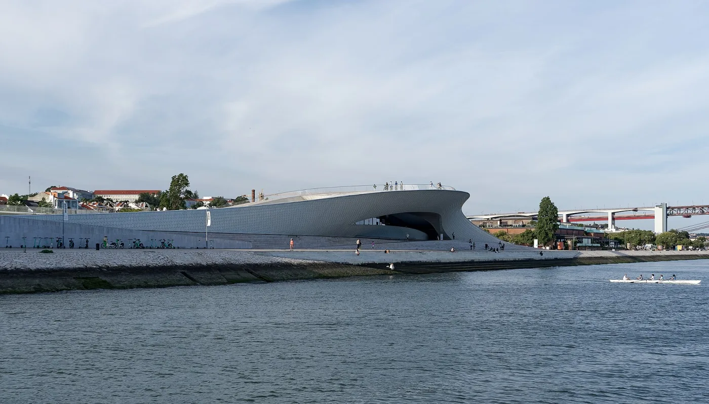 Façade courbe et toiture du MAAT sur la rive de Belém, photographiées depuis le Tage