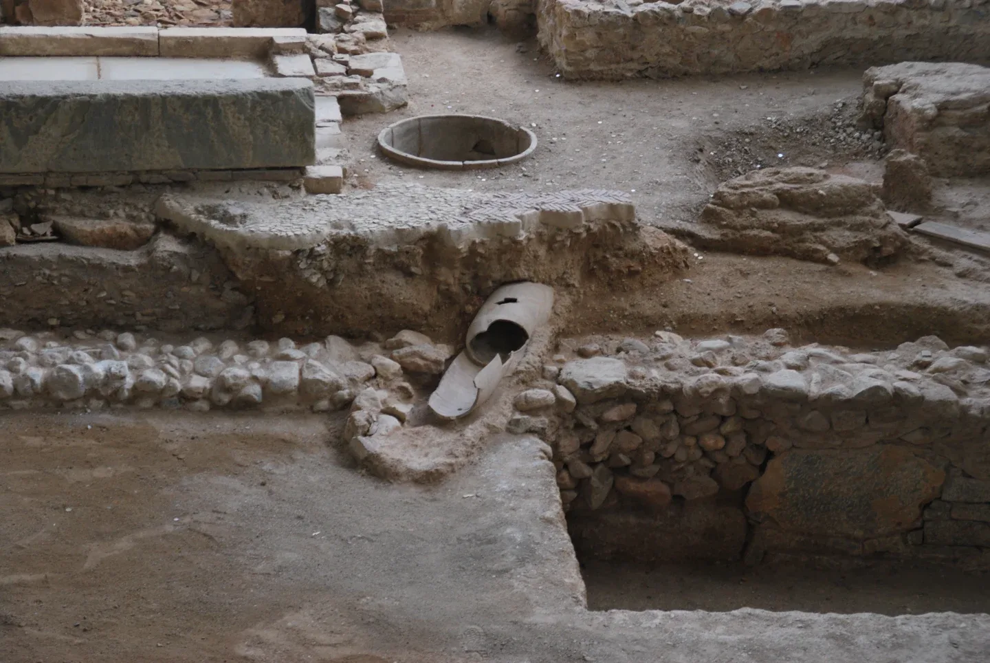 Archeologische overblijfselen onder het Akropolismuseum, gefotografeerd in 2012, vóór de opening van de huidige route.