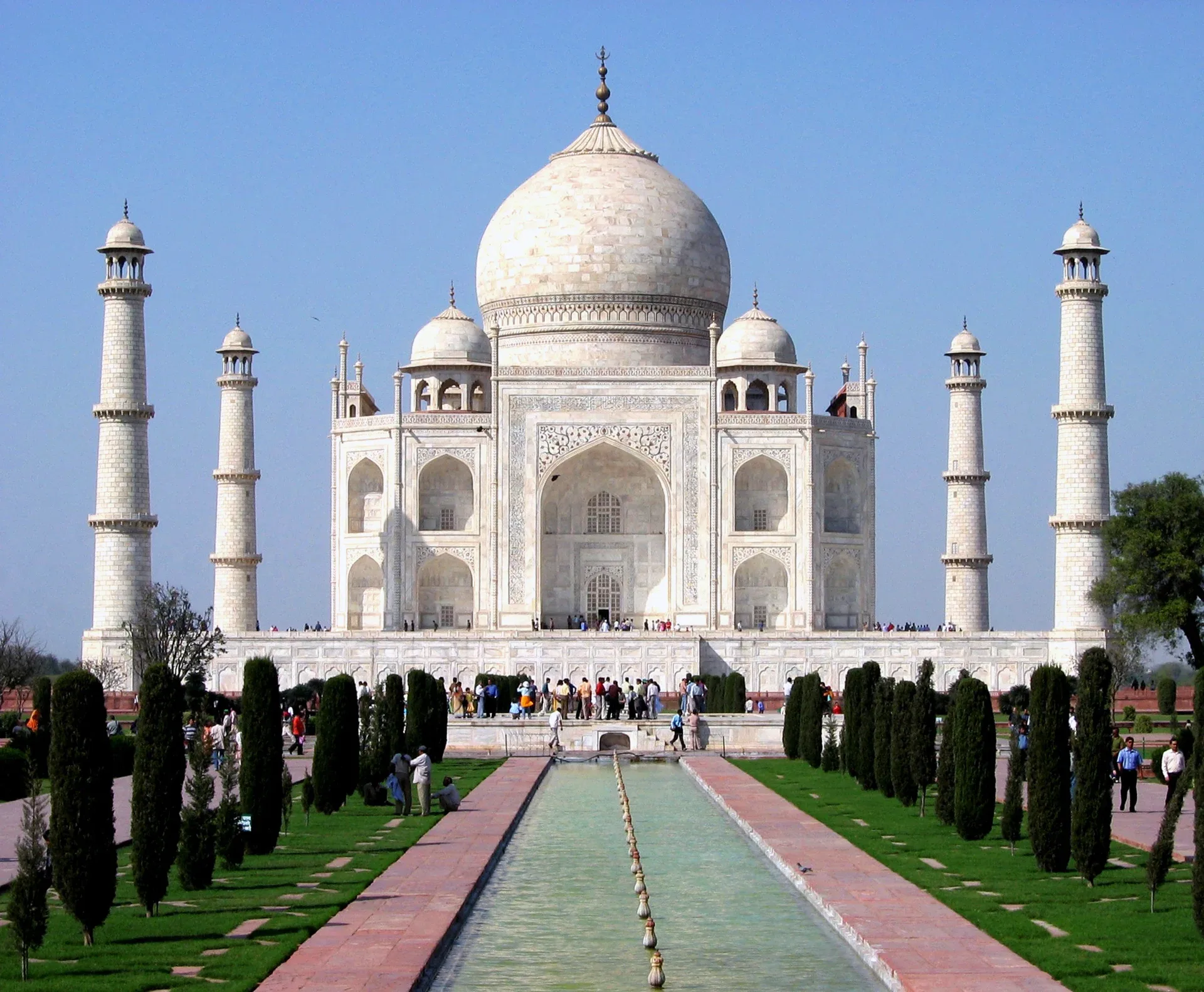Il Taj Mahal e i suoi quattro minareti allineati con la vasca dei giardini, ad Agra.