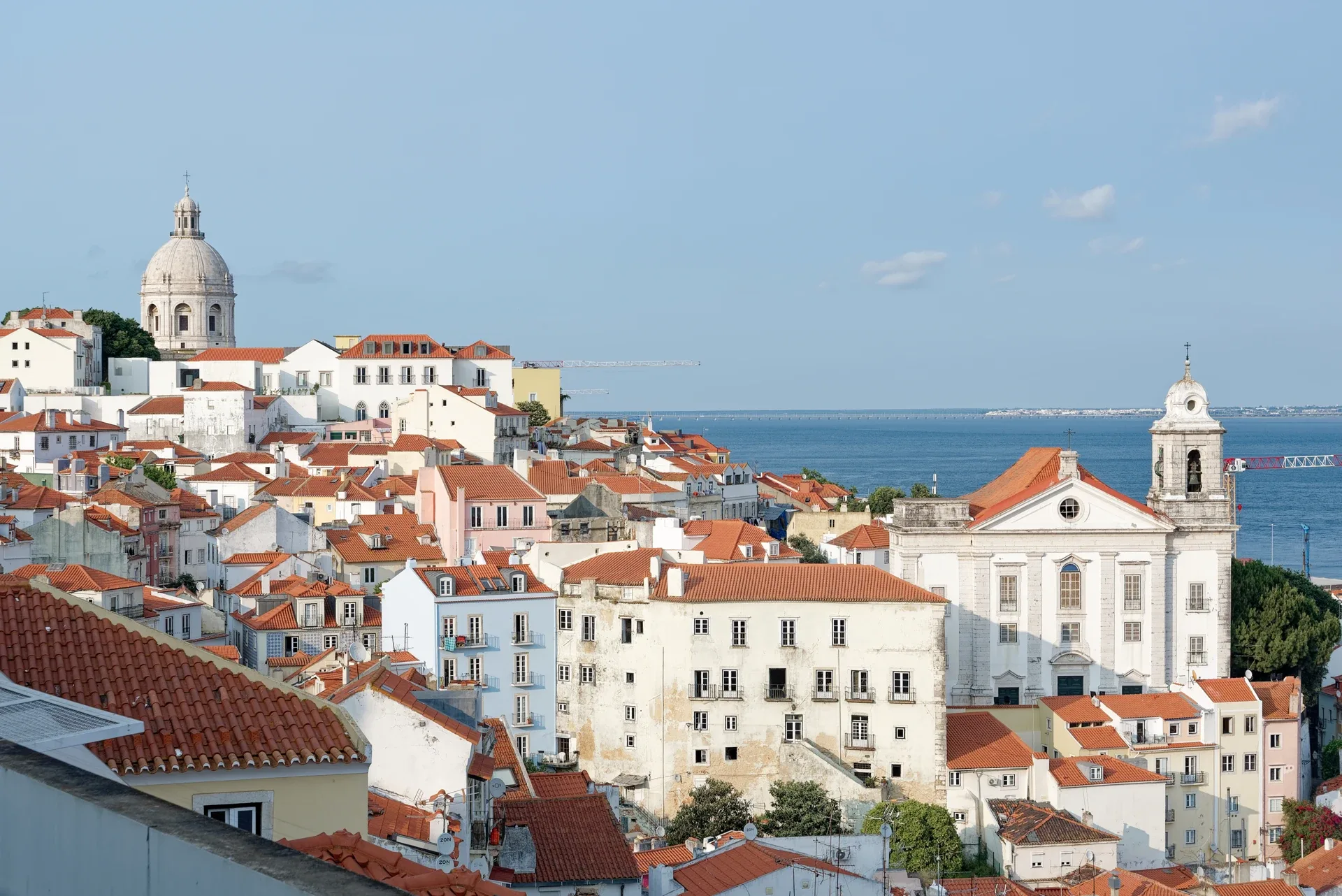 Tetti dell’Alfama e Tago dal belvedere di Santa Luzia a Lisbona.